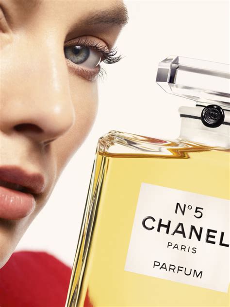 campaña chanel|Margot Robbie protagoniza la nueva campaña de CHANEL N°5.